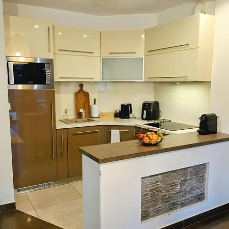 Mio & Free Parking Apartman